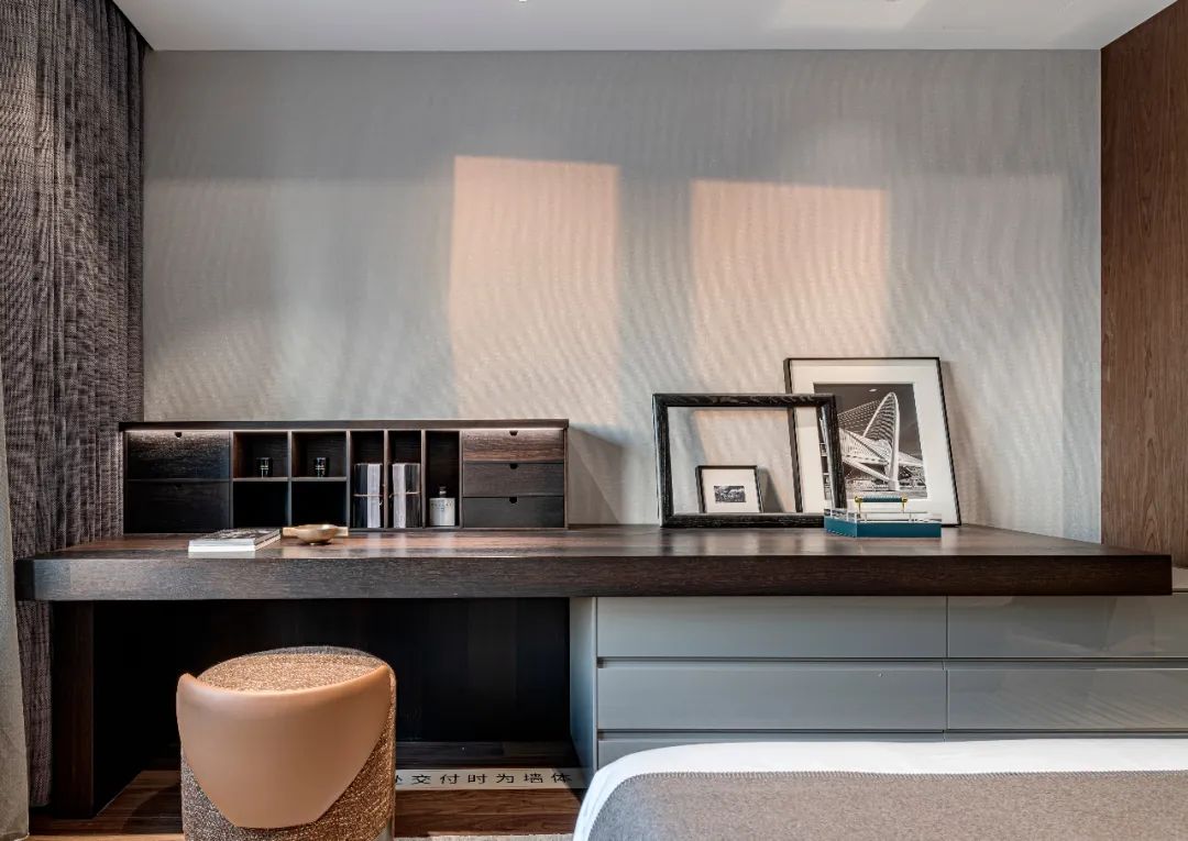 现代简约风格室内设计家装案例-主卧书桌